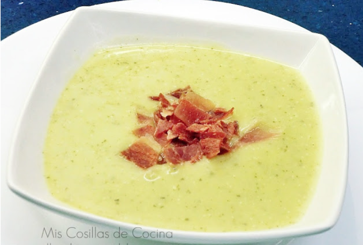 Musaka ligera con queso fresco batido con crema de calabacín y puerros